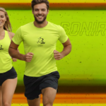 Milhares de corredores reunidos na largada da Boníssima Run 2026, na orla da Lagoa da Pampulha, em Belo Horizonte.