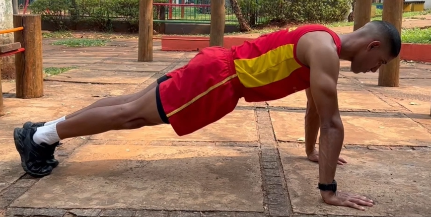 Demonstração da execução correta da flexão de braço no solo (apoio) padrão TAF