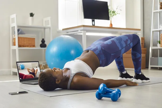 Demonstração de exercício para treino de pernas realizado em casa