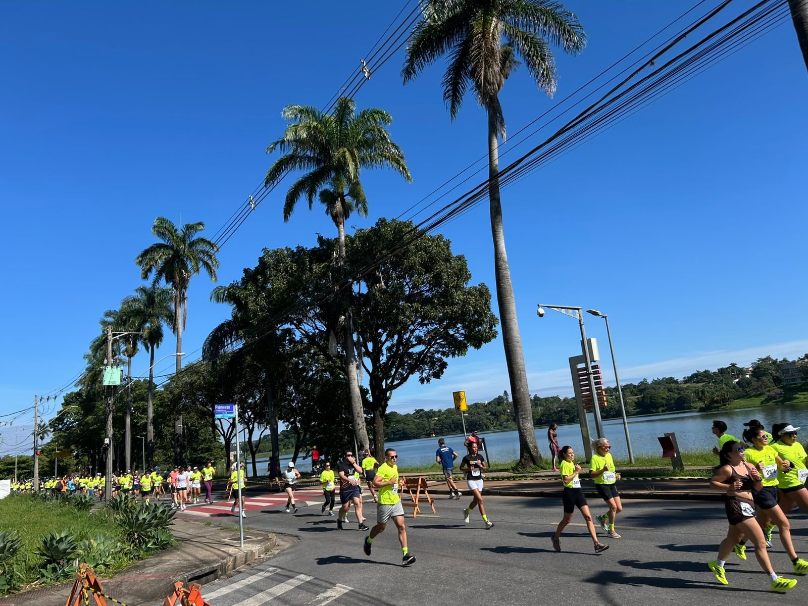 Multidão participando da Boníssima Run 2026 na orla da Lagoa da Pampulha em Belo Horizonte
